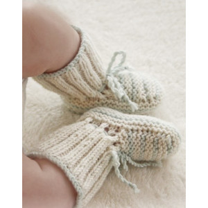 First Impression Booties by DROPS Design - Strickmuster mit Kit Baby-S - 12/18 mdr von Drops - Garnstudio