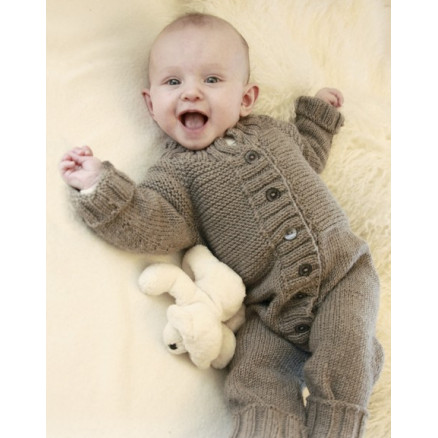 Happy Days by DROPS Design - Strickmuster mit Kit Baby-Overall Größen 4-9 Monate Happy Days by DROPS Design - Strickmuster mit Kit Baby-Overall Größen 4-9 Monate von Drops - Garnstudio