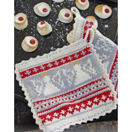 Holy Cookie! by DROPS Design - Strickmuster mit Kit Weihnachten Topflappen 20x20cm - 2 Stk Holy Cookie! by DROPS Design - Strickmuster mit Kit Weihnachten Topflappen 20x20cm - 2 Stk von Drops - Garnstudio
