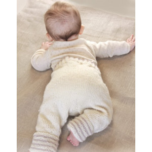 Little Darcy Pants by DROPS Design - Strickmuster mit Kit Baby-Hose Gr - 1/3 mdr von Drops - Garnstudio