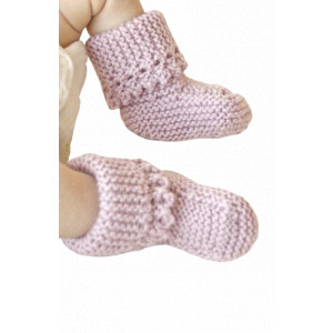 Lullaby Booties by DROPS Design - Strickmuster mit Kit Baby-Schühchen - 0/1 mdr von Drops - Garnstudio