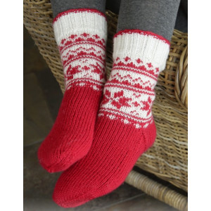 Merry und Warm by DROPS Design - Strickmuster mit Kit Weihnachts-Socke - 35/37 von Drops - Garnstudio