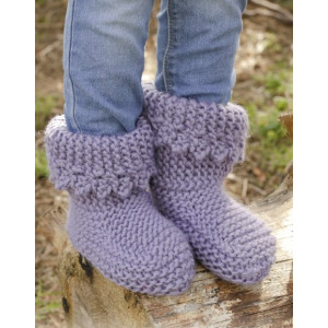 Plum Crumble by DROPS Design - Strickmuster mit Kit Kinder-Slipper Kra - 22/23 von Drops - Garnstudio