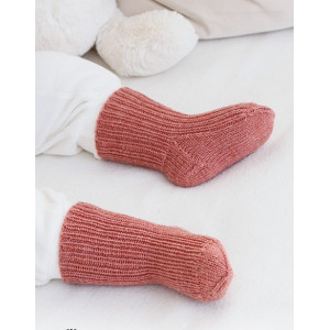 Rosy Cheeks Socken by DROPS Design - Baby Socken Strickmuster Größe 0/ - 6/9 mdr von Drops - Garnstudio