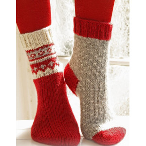 Twinkle Toes by DROPS Design 3 - Strickmuster mit Kit Socken Bordeaux - 22/23 von Drops - Garnstudio