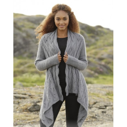 Winter Bird by DROPS Design - Häkelvorlage mit Kit Strickjacke mit Spitzenmuster Größen S - XXXL Winter Bird by DROPS Design - Häkelvorlage mit Kit Strickjacke mit Spitzenmuster Größen S - XXXL von Drops - Garnstudio