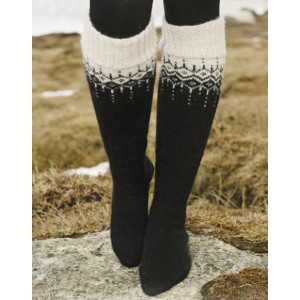 Winter Fantasy Socks by DROPS Design - Strickmuster mit Kit Socken in - 41/43 von Drops - Garnstudio