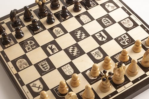 Dudrak Handgefertigtes Schachspiel aus Holz | Wappen der Deutschen Bundesländer | Klappbares Schachbrett | Beflocktes Inneres | Pädagogisches Geschenk | 34 x 34 cm Dudrak Handgefertigtes Schachspiel aus Holz | Wappen der Deutschen Bundesländer | Klappbares Schachbrett | Beflocktes Inneres | Pädagogisches Geschenk | 34 x 34 cm von Dudrak