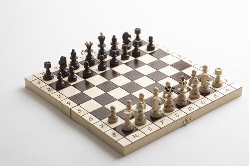 Handgebranntes Schachspiel – Bemaltes 34x34 cm Schachbrett mit geschnitzten Figuren | Innenfach mit grünem Flockeinsatz | Handarbeit aus Polen Handgebranntes Schachspiel – Bemaltes 34x34 cm Schachbrett mit geschnitzten Figuren | Innenfach mit grünem Flockeinsatz | Handarbeit aus Polen von Dudrak