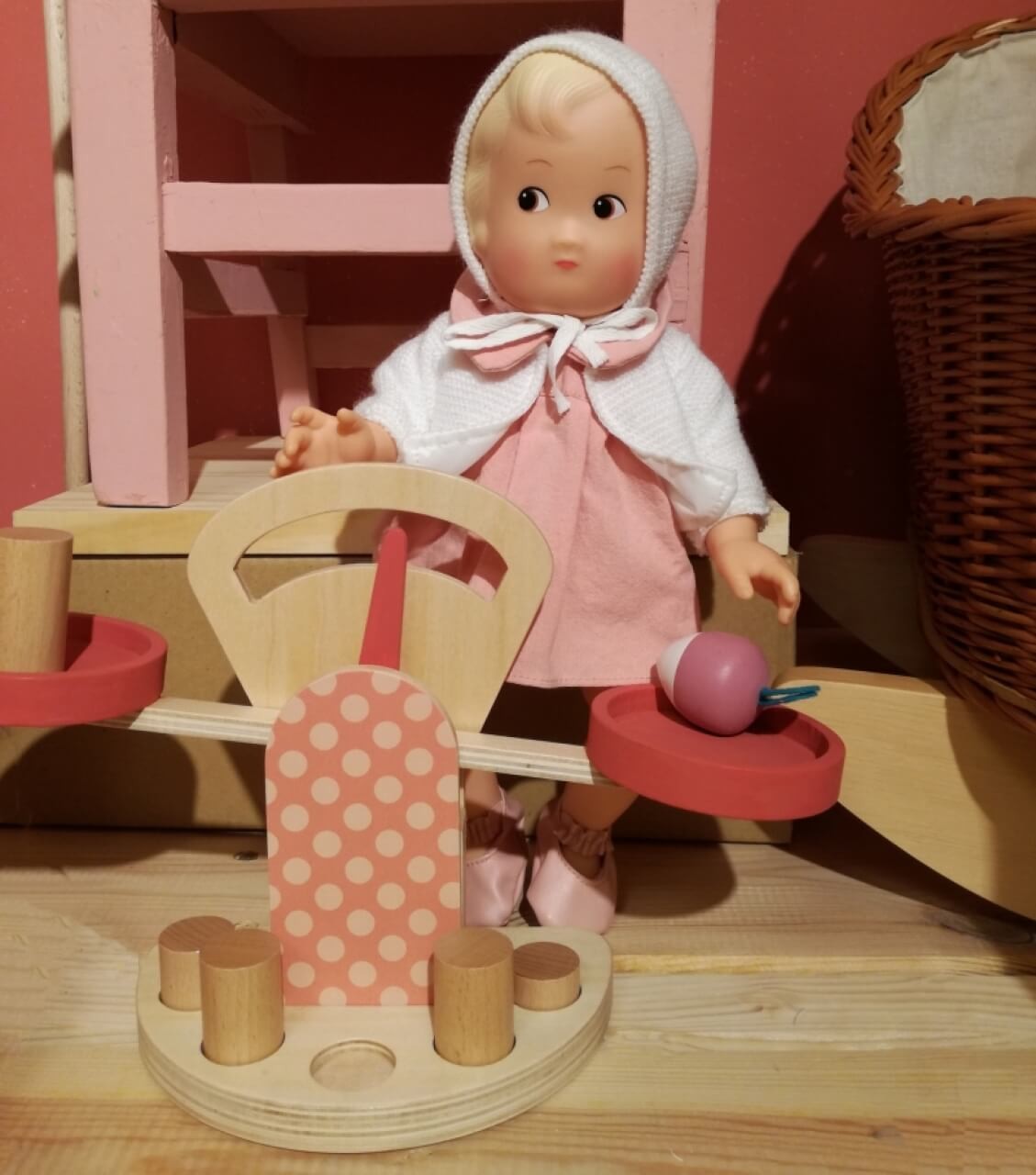 Waage aus Holz für den Kaufladen von EGMONT TOYS