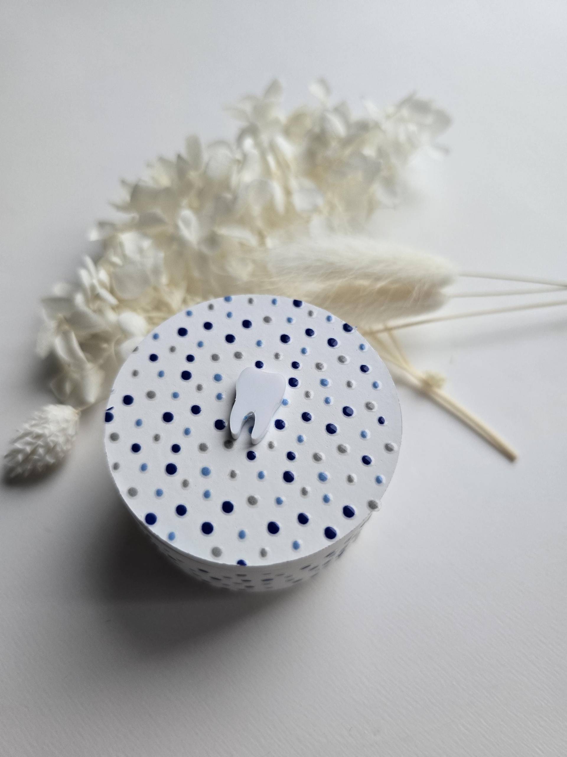 Zahndose Für Die Ersten Milchzähne, Milchzahndose Junge, Geschenk Einschulung, Zahnfee, Blaue Punkte - Runde Dose Oder Eckige Zahndose Für Die Ersten Milchzähne, Milchzahndose Junge, Geschenk Einschulung, Zahnfee, Blaue Punkte - Runde Dose Oder Eckige von Etsy - 1000Gluecksmomente