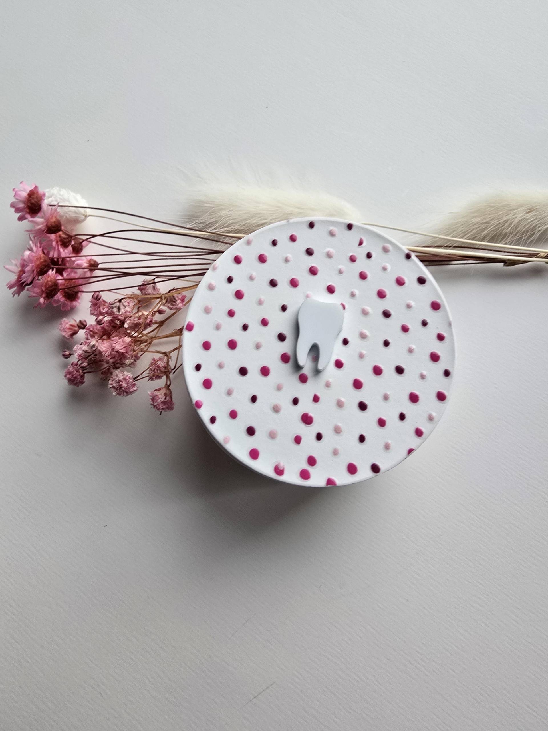 Zahndose Für Die Ersten Milchzähne, Milchzahndose Mädchen, Geschenk Einschulung, Zahnfee, Pink Punkte - Runde Dose Oder Eckige Zahndose Für Die Ersten Milchzähne, Milchzahndose Mädchen, Geschenk Einschulung, Zahnfee, Pink Punkte - Runde Dose Oder Eckige von Etsy - 1000Gluecksmomente