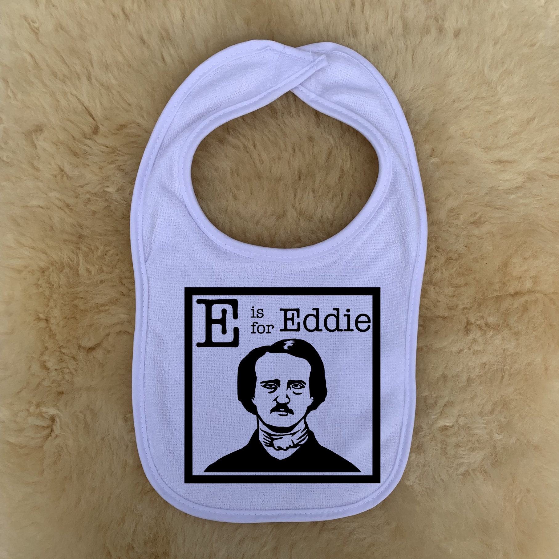 „E Is For Eddie" Baby-Lätzchen - Edgar Allen Poe, Unisex, Für Neugeborene, Kleinkinder, Lustiges Geschenk Zur Babyparty von Etsy - 101DamnationsShop