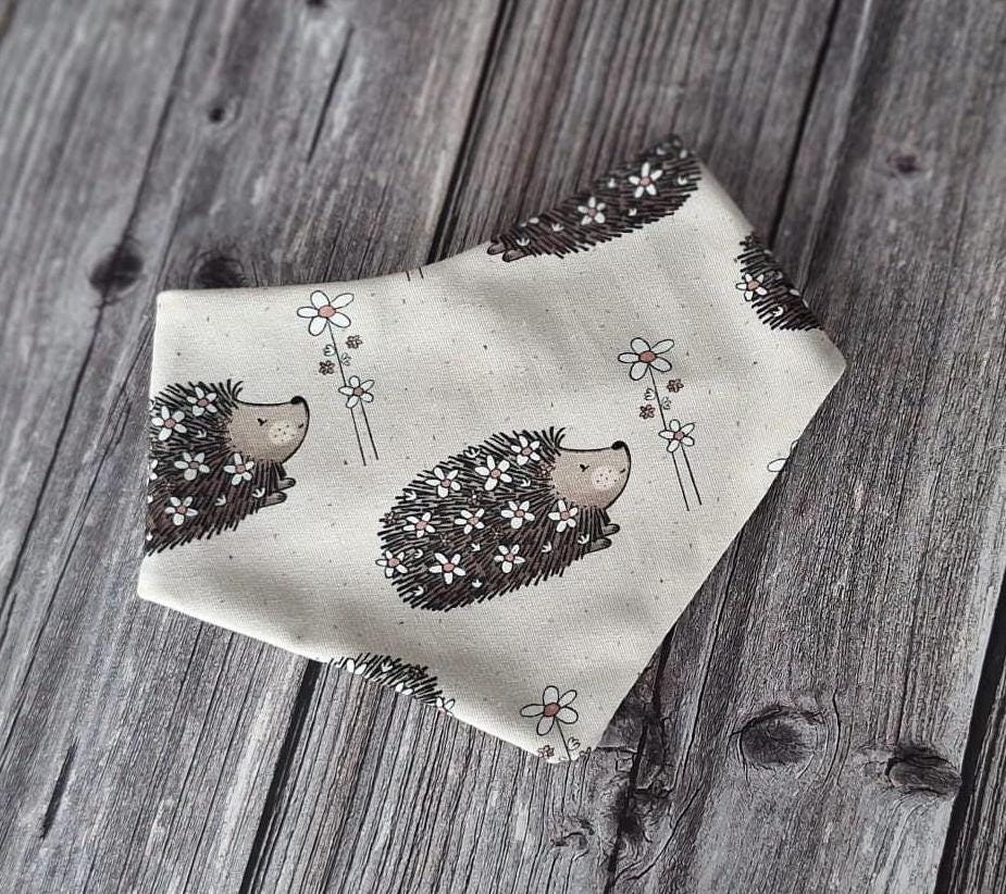 Baby Halstuch Lätzchen Bio-Baumwolle Igel Mit Blumen Geburt Geschenk Taufe Taufgeschenk Geburtsgeschenk Mädchen Jungen Herbst Braun Beige Baby Halstuch Lätzchen Bio-Baumwolle Igel Mit Blumen Geburt Geschenk Taufe Taufgeschenk Geburtsgeschenk Mädchen Jungen Herbst Braun Beige von Etsy - 17Maschen