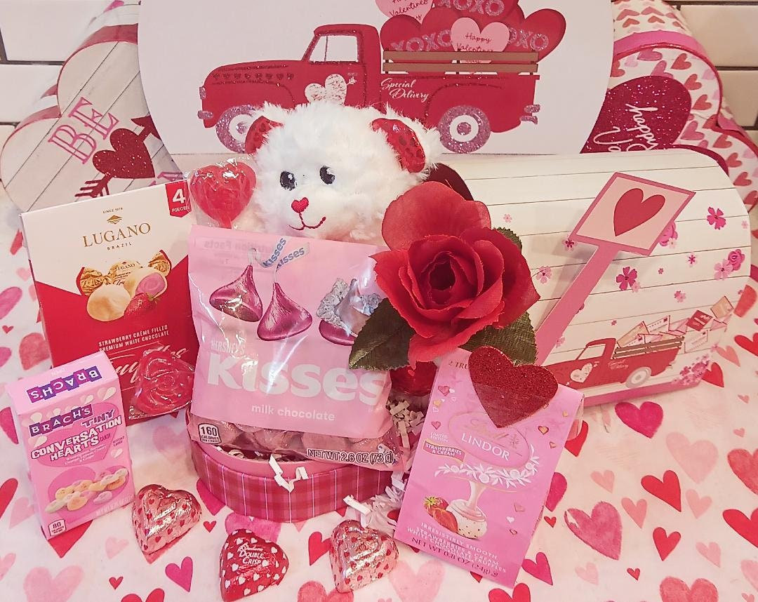 Valentinstag Briefkasten Frauen Geschenkkorb Lindt Erdbeer Trüffel Hershey Küsse Milchschokolade Süßigkeiten Weicher Plüsch Teddy Bär Rose Blume von Etsy - 365giftbasket