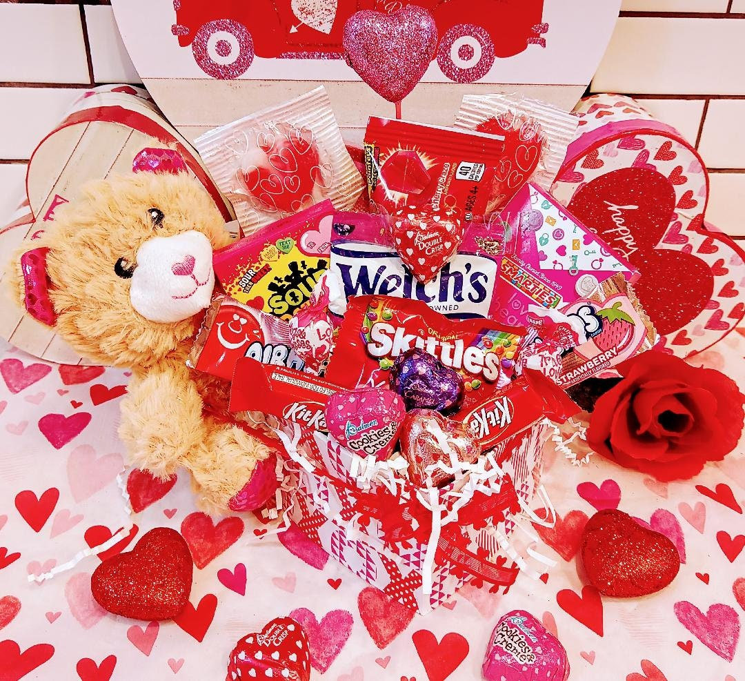 Valentinstag Kinder Mädchen Geschenkkorb Teddybär Spielzeug Kegeln Kit Kat Milchschokolade Gummy Candy Herz Lutscher Airheads Sour Patch von Etsy - 365giftbasket