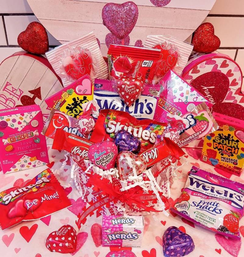 Valentinstag Kinder Mädchen Jungen Geschenkkorb Kegeln Kit Kat Milchschokolade Welch's Gummy Candy Herz Lutscher Airheads Sour Patch Goodies von Etsy - 365giftbasket