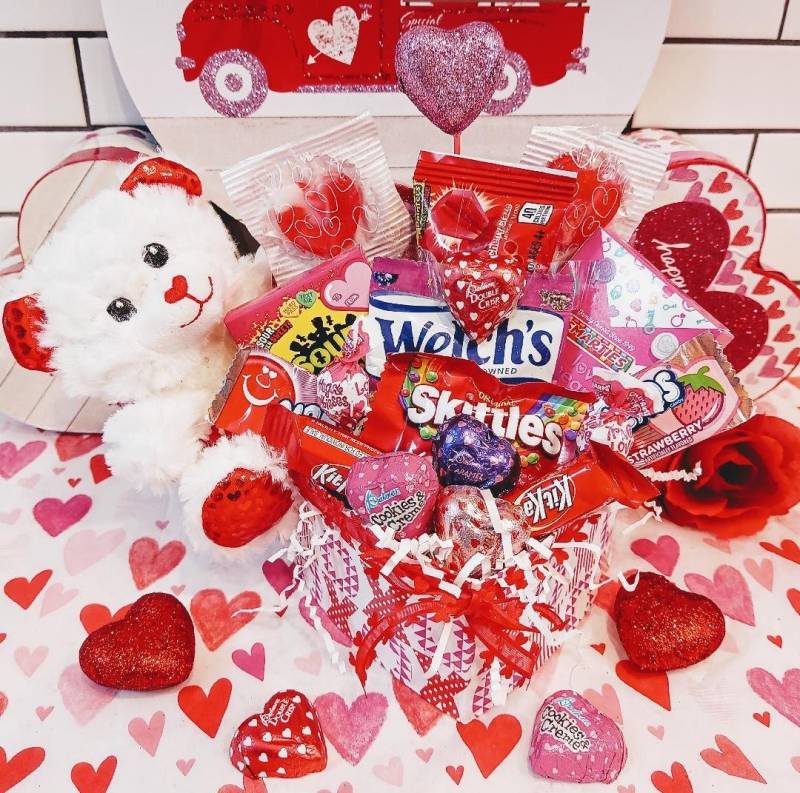 Valentinstag Kinder Mädchen Jungen Geschenkkorb Teddybär Spielzeug Kegeln Kit Kat Milchschokolade Gummy Candy Herz Lutscher Airheads Sour Patch von Etsy - 365giftbasket