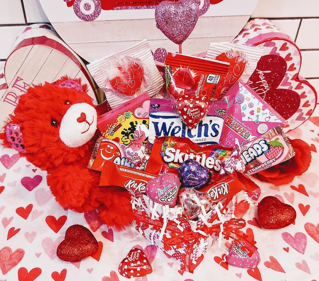 Valentinstag Kinder Mädchen Jungen Geschenkkorb Teddybär Spielzeug Kegeln Kit Kat Milchschokolade Gummy Candy Herz Lutscher Airheads Sour Patch von Etsy - 365giftbasket