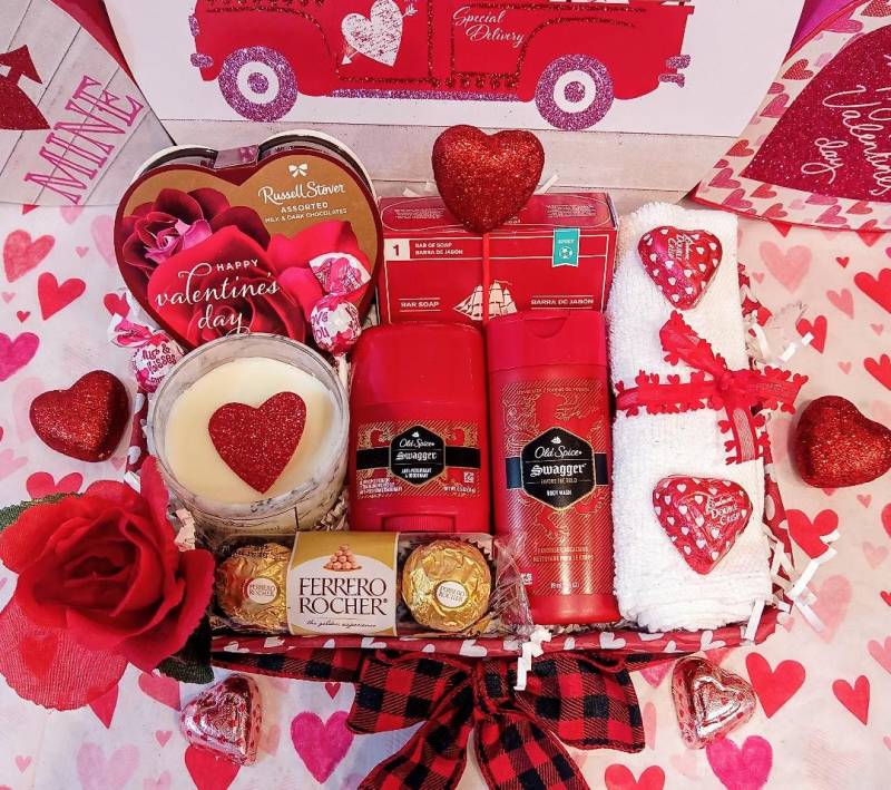 Valentinstag Männer Freund Papa Ehemann Alt Gewürz Bad Körper Spa Rose Kerze Ferrero Rocher Herz Russel Stover Milchschokolade Geschenkkorb von Etsy - 365giftbasket