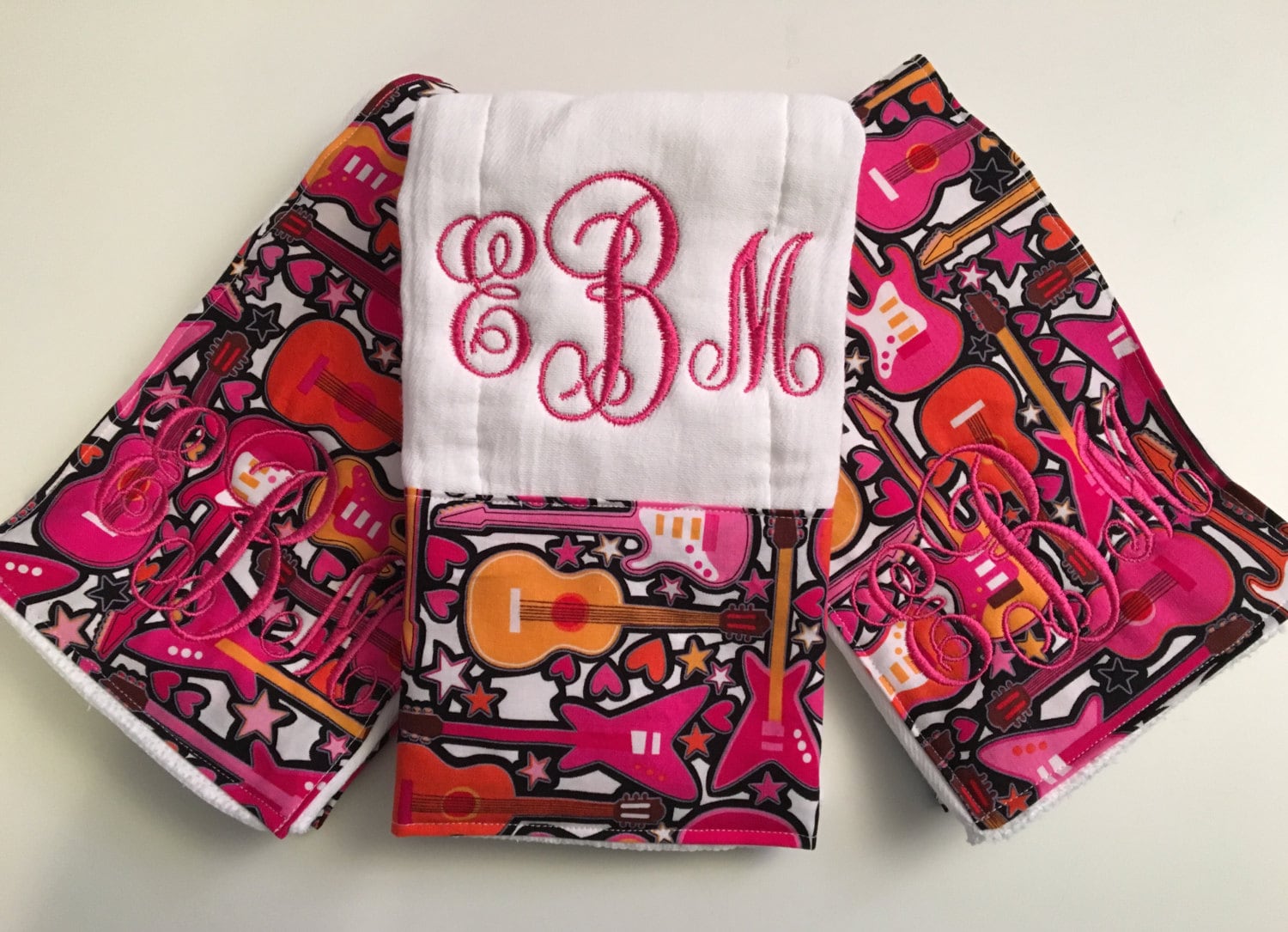 Bestickte Monogramm Baby Mädchen Rock & Roll Spucktücher - Personalisierte Gitarre Star Bestickte Monogramm Baby Mädchen Rock & Roll Spucktücher - Personalisierte Gitarre Star von Etsy - 4peasinapoddesigns