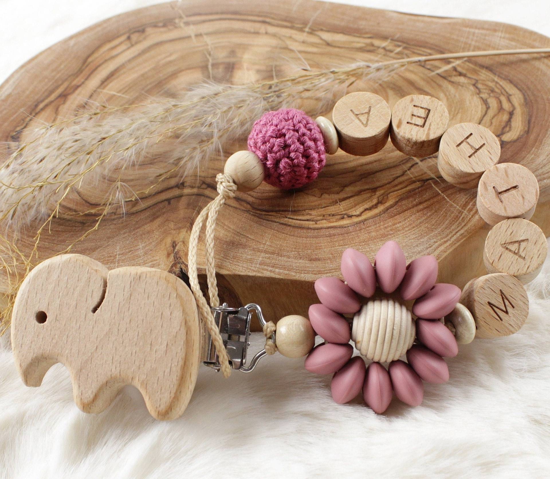 Schnullerkette Mit Namen Personalisiert Für Mädchen Blume Und Häkelperle in Brombeer - Geschenk Zur Geburt, Taufe Schnullerkette Mit Namen Personalisiert Für Mädchen Blume Und Häkelperle in Brombeer - Geschenk Zur Geburt, Taufe von Etsy - 7miniwunder