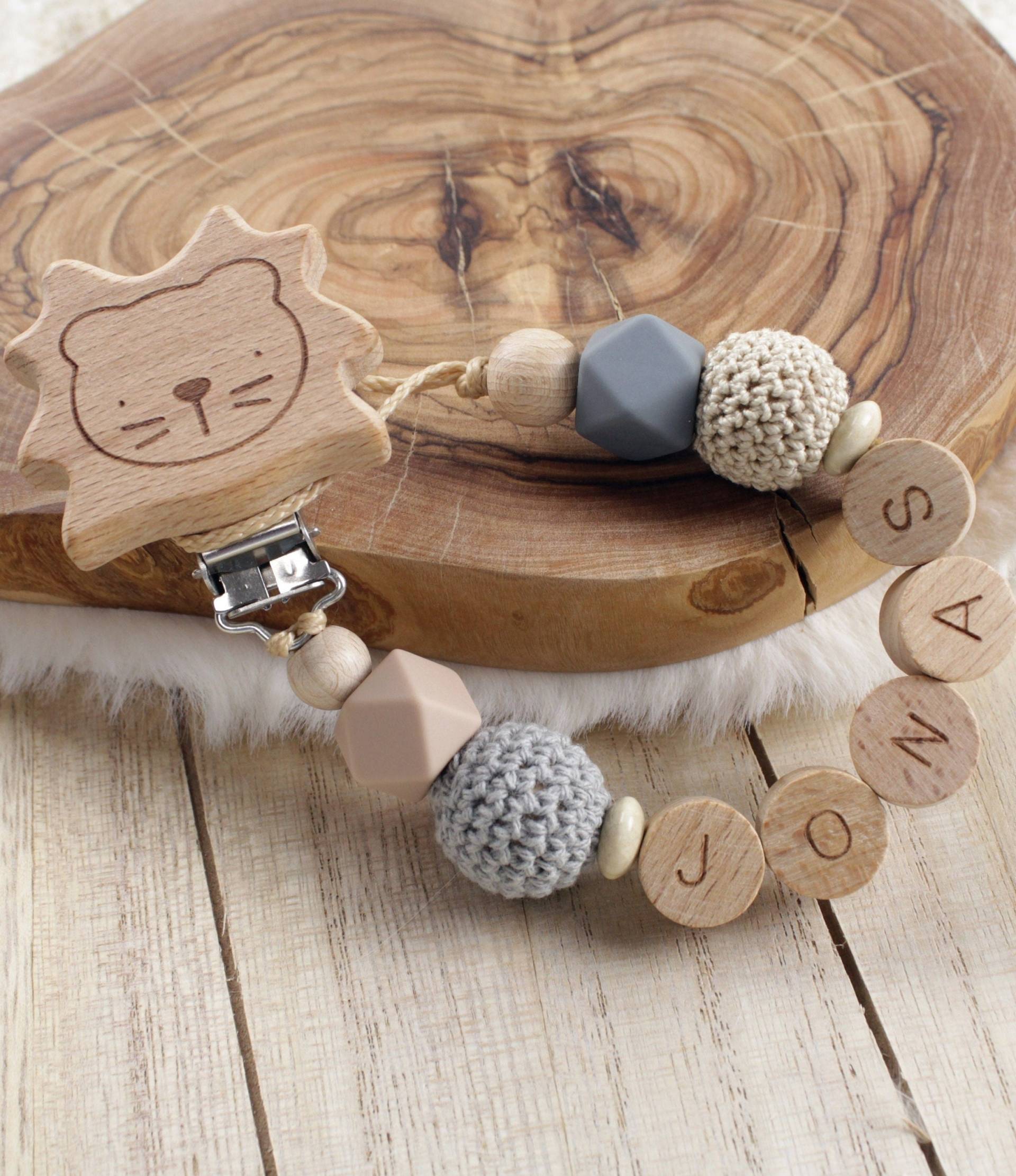 Schnullerkette Personalisiert |Natur Schnullerkettemit Namen Löwe | Schnuller Junge Mädchen Geburt Schnullerkette Personalisiert |Natur Schnullerkettemit Namen Löwe | Schnuller Junge Mädchen Geburt von Etsy - 7miniwunder