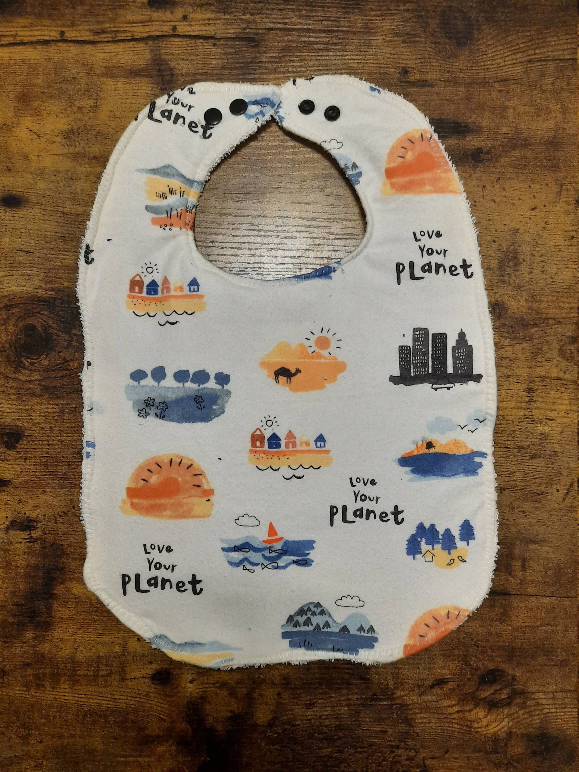 Love Your Planet Wasserdichte Kleinkind Bibs von Etsy - AJsBibBoutique