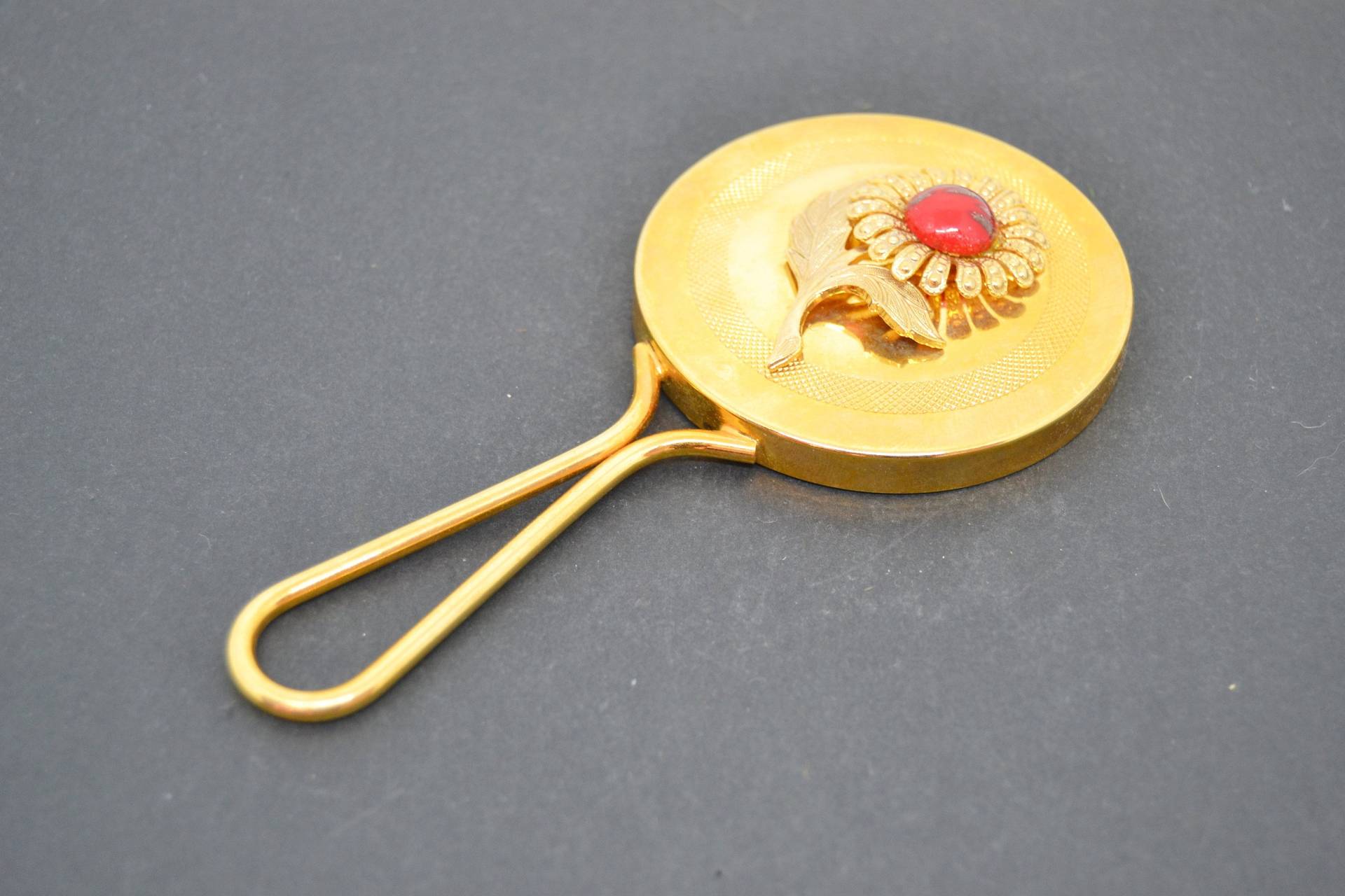 Vintage Gold Ton Handspiegel, Bad & Schönheit Vintage Makeup Goldfarbener Spiegel, Eleganter Vanity von Etsy - AMAPOLAvintageFinds