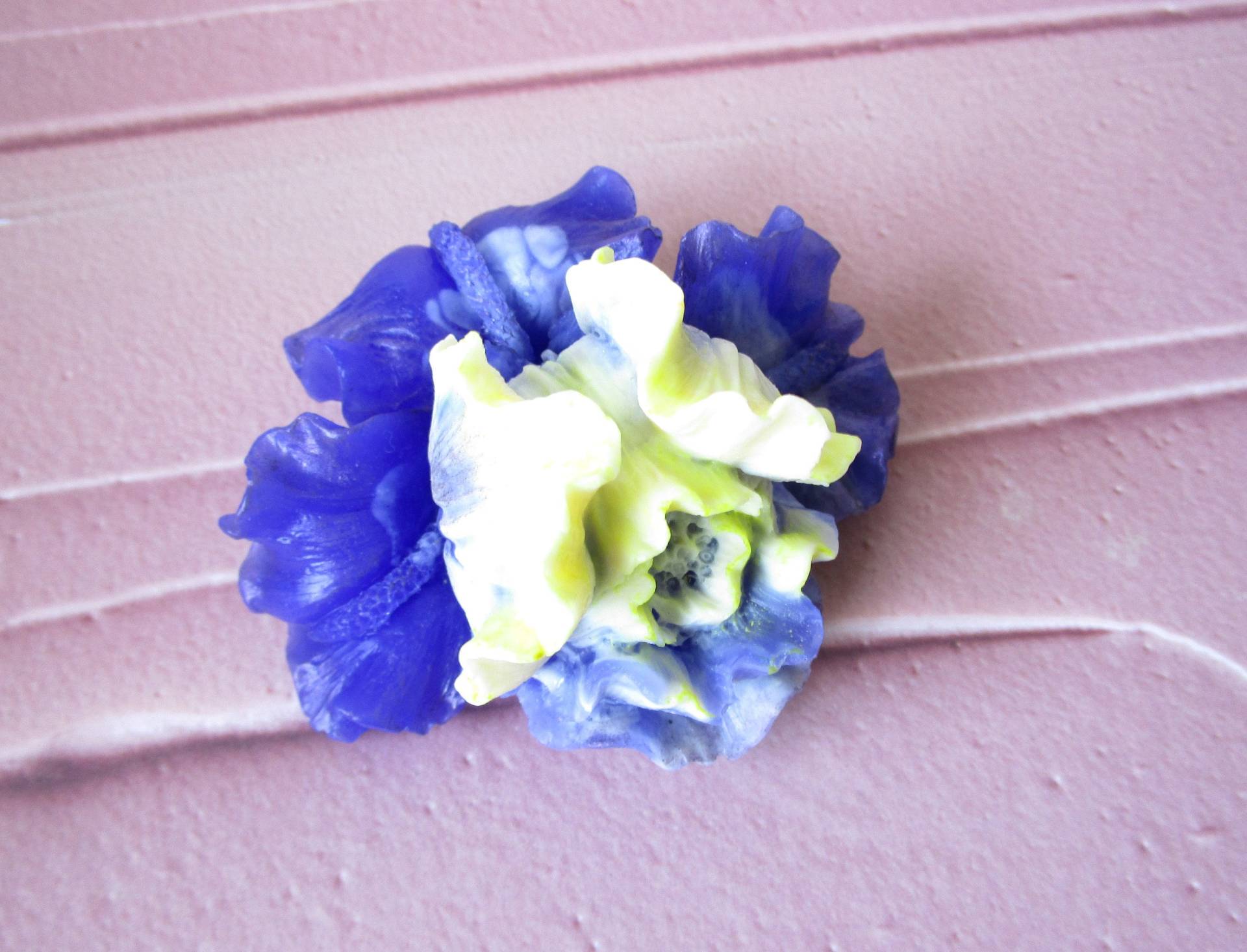 Designer-Seife "Schwertlilienblüte" 1 Blüte Nach Wahl Mit Geschenkservice-Option Designer-Seife "Schwertlilienblüte" 1 Blüte Nach Wahl Mit Geschenkservice-Option von Etsy - ARTeriell