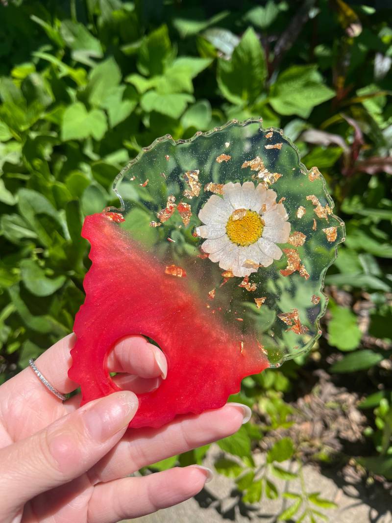 Mini Lack/ Schminkpalette | Resin Handgemachte Öl, Acryl, Aquarell Make Up Mix Mica Puder Getrocknete Blumen Gänseblümchen Goldflocken von Etsy - AShotOfHoney