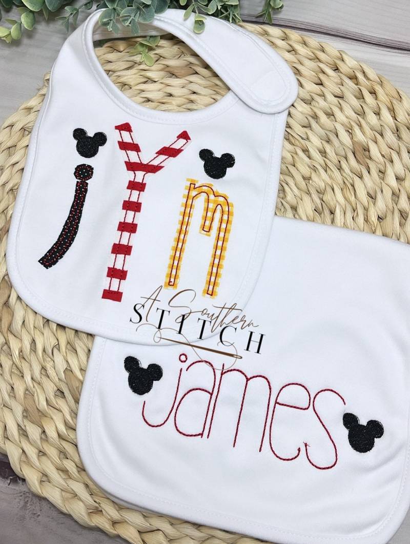 Maus Ohren Monogramm Lätzchen + Spucktuch Set | Baby Geschenk Applikation von Etsy - ASouthernStitchMS