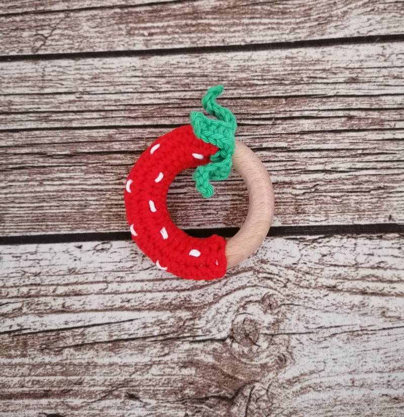 Gehäkelte Erdbeere, Sommer, Beißring, Obst, Natürliche Holz Baby Geschenk, Handgemacht, Beißring von Etsy - AdeleDaisyCrochet