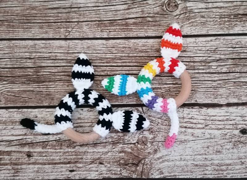 Gehäkelter Zebra Beißring, Stolz, Regenbogen, Baby-Dusche-Geschenk, Natürliches Holzspielzeug, Eco-Baby-Spielzeug, Baby-Geschenk von Etsy - AdeleDaisyCrochet