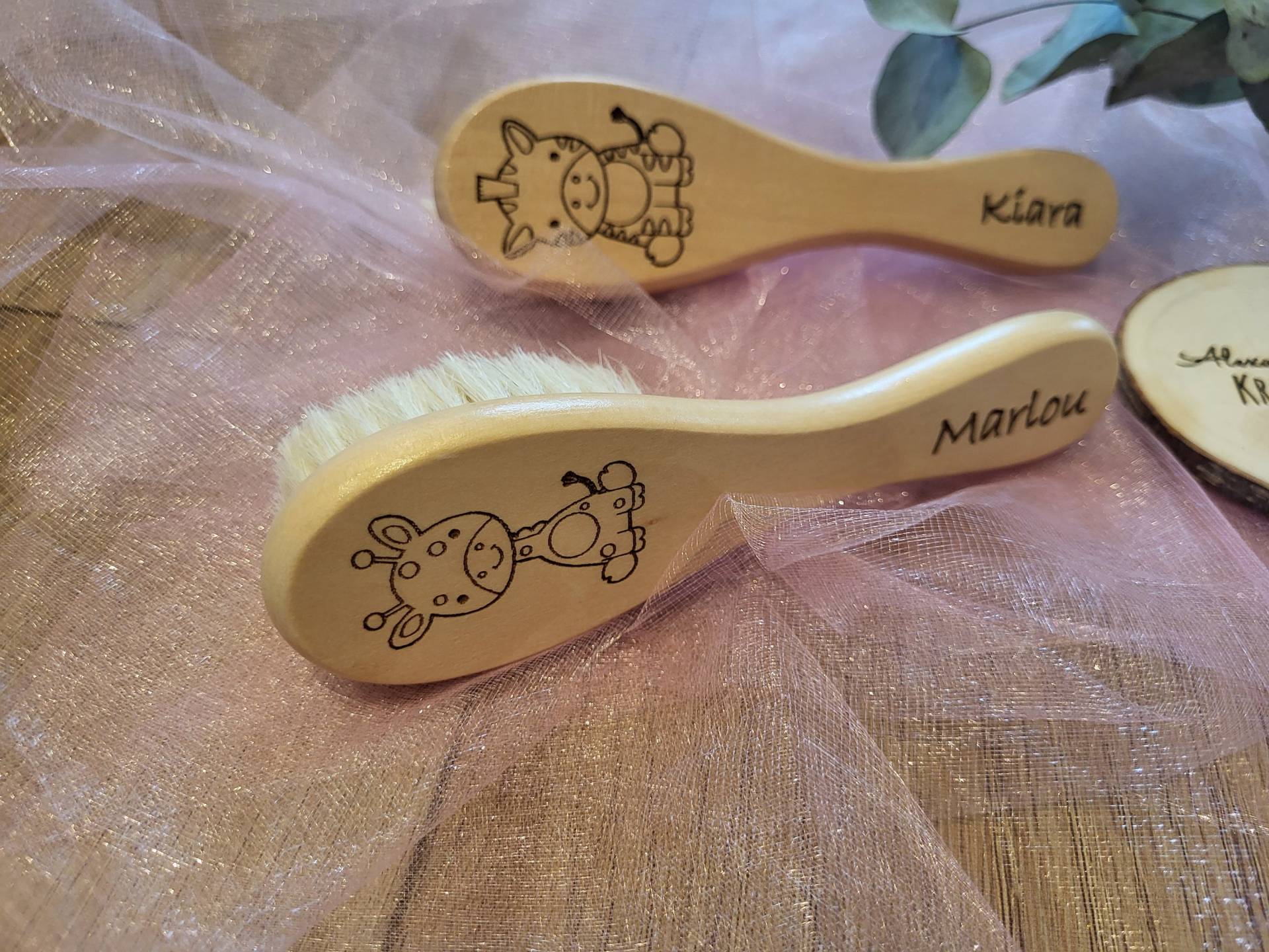 Baby Haarbürste, Haarbürste Für Babies/Neugeborene, Personalisiert, Name, Motiv, Holzbürste, Safari Tierchen, Geschenk Baby, Babykopfhaut von Etsy - AlexasKreativwerk