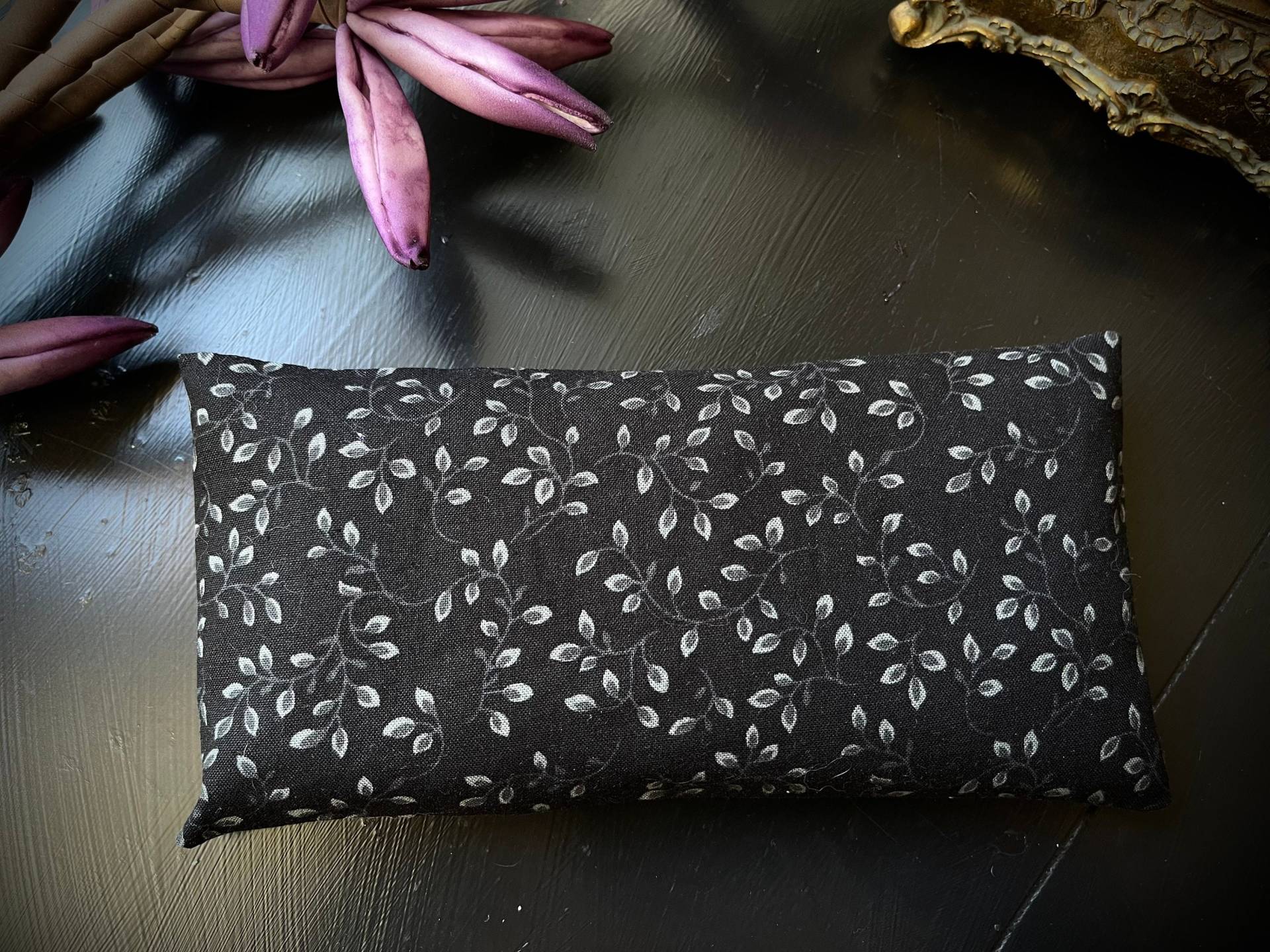 Yoga Augenkissen Schwarz Mit Grauen Blättern, Bio-Leinsamen, Bio-Lavendel, Waschbar Entspannung Meditation Reise Schlaf Wellness Kühlkissen von Etsy - Alrunalovelace