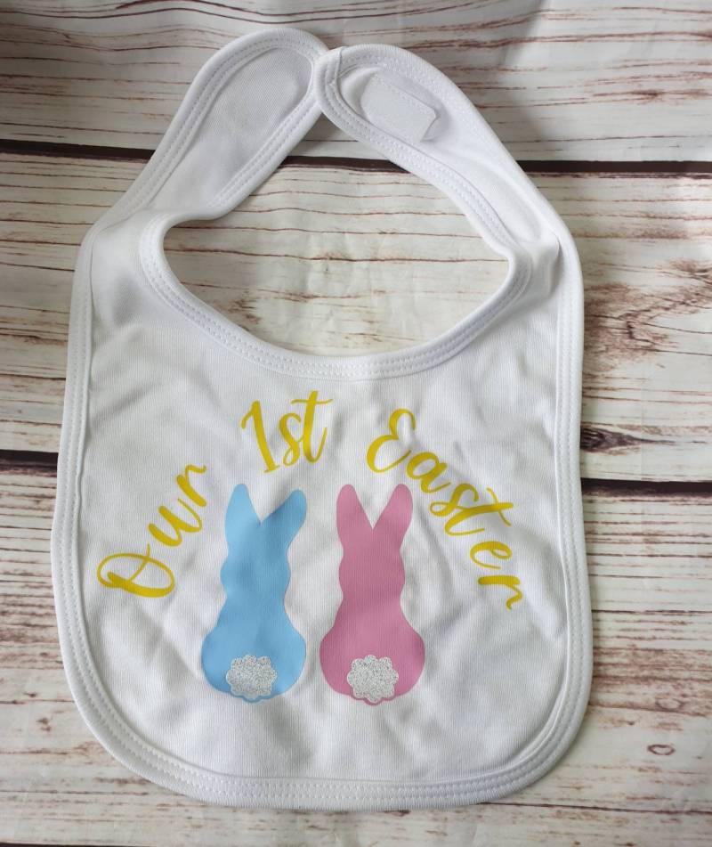 Unsere Erste Ostern Baby Lätzchen, Personalisierte Jungen Mädchen Zwillinge Geschenk, Shower Feier Ankündigung von Etsy - AngelaPersonalDesign