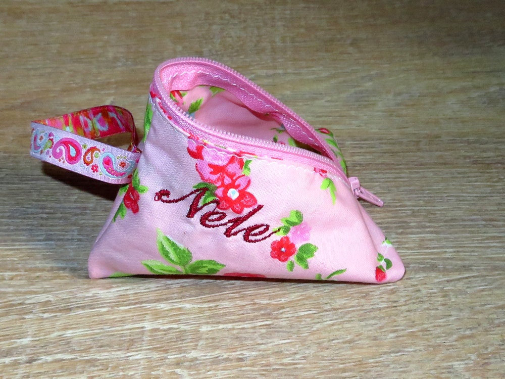 Schnullertasche Mit Namen Bestickt Personalisiert Wunschname Rosa Rosen Babygeschenk Mädchen von Etsy - AnnimannieB