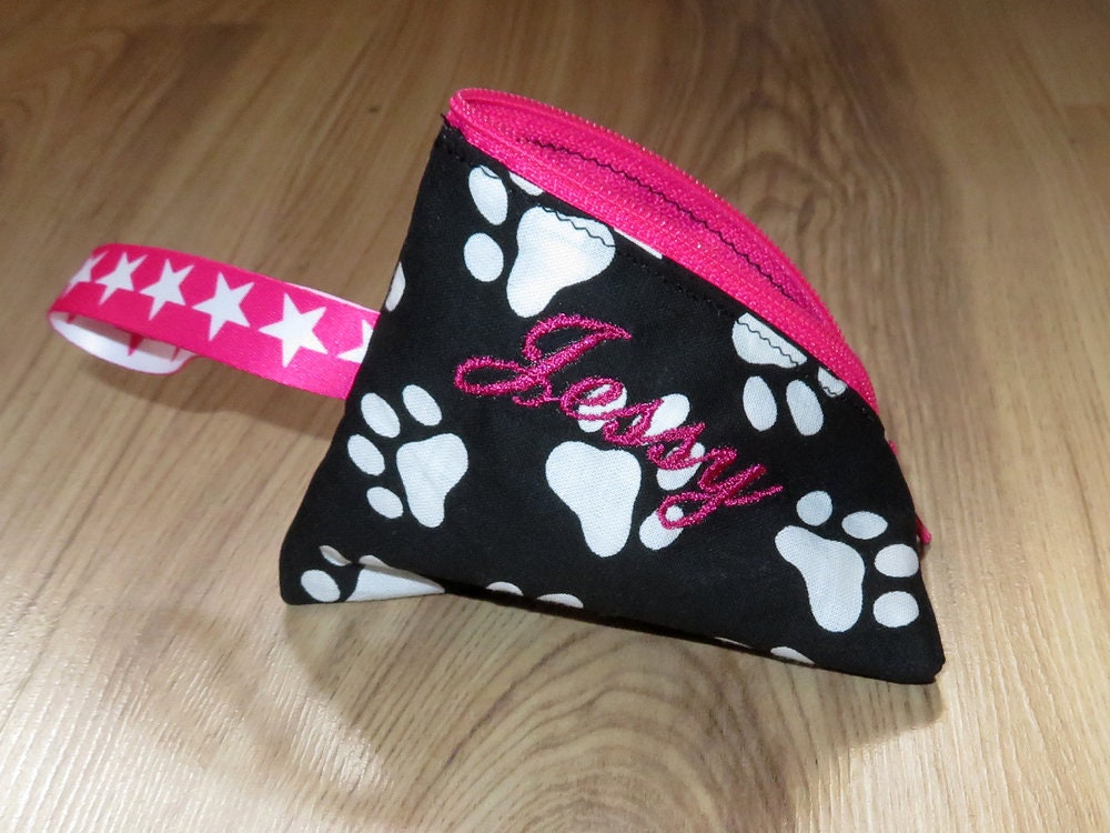 Schnullertasche Mit Namen Bestickt Wunschname Personalisiert Babygeschenk Unisex Junge Mädchen Pfoten Hund Katze von Etsy - AnnimannieB