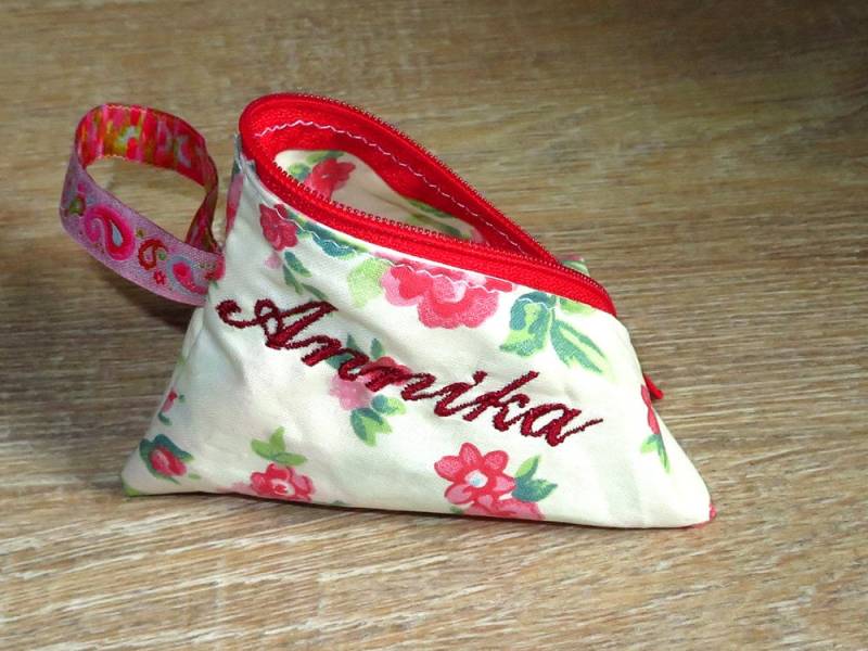 Schnullertasche Mit Namen Bestickt Wunschname Personalisiert Geschenk Babygeschenk Rosen von Etsy - AnnimannieB