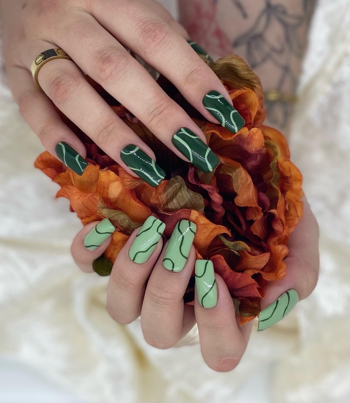 Abstrakte Grüne Gewellte Nägel von Etsy - ApricusNails