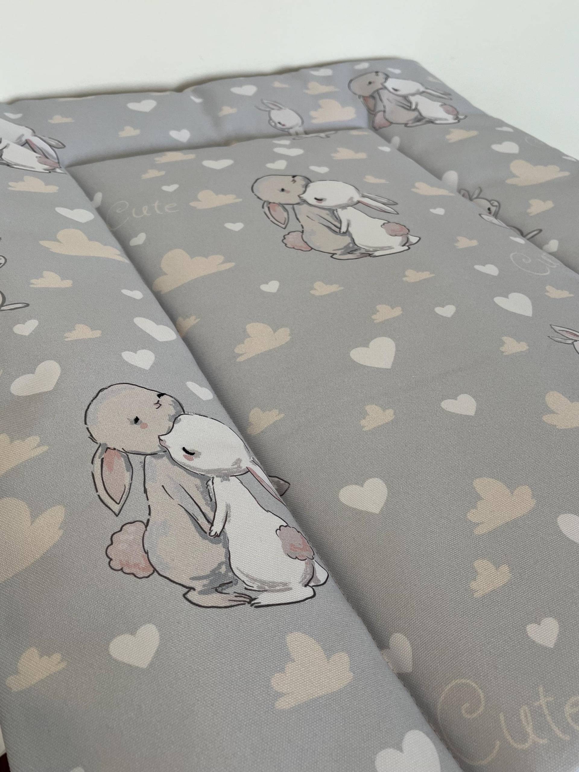 Wasserabweisende Wickelunterlage Mit Cute Hasen Motiv, Herzen Und Wolken, Wickeltischauflage Perfect Baby Party Geschenk von Etsy - AtelieMagique