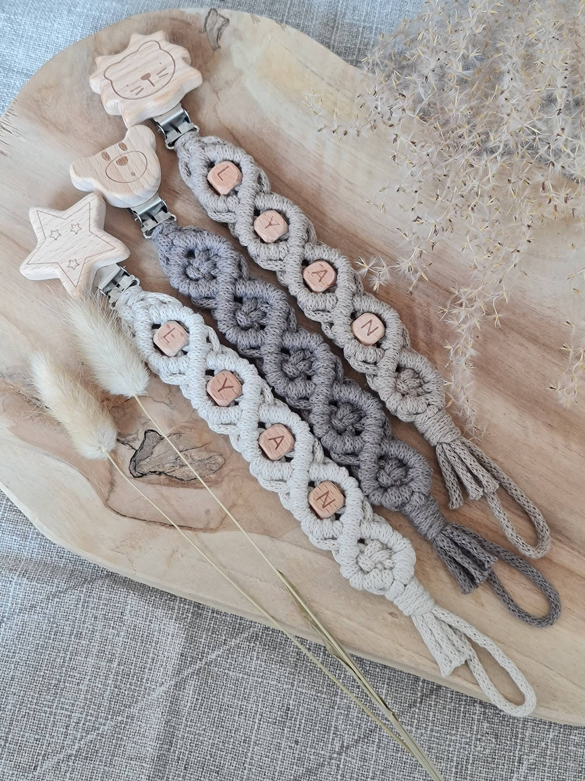 Makramee Schnullerkette Mit Namen, Schnullerkette, Schnullerhalter, Babygeschenk, Handmade, Handgemacht, 100% Baumwolle, Clip, Schnuller von Etsy - AtelierAnkaShop