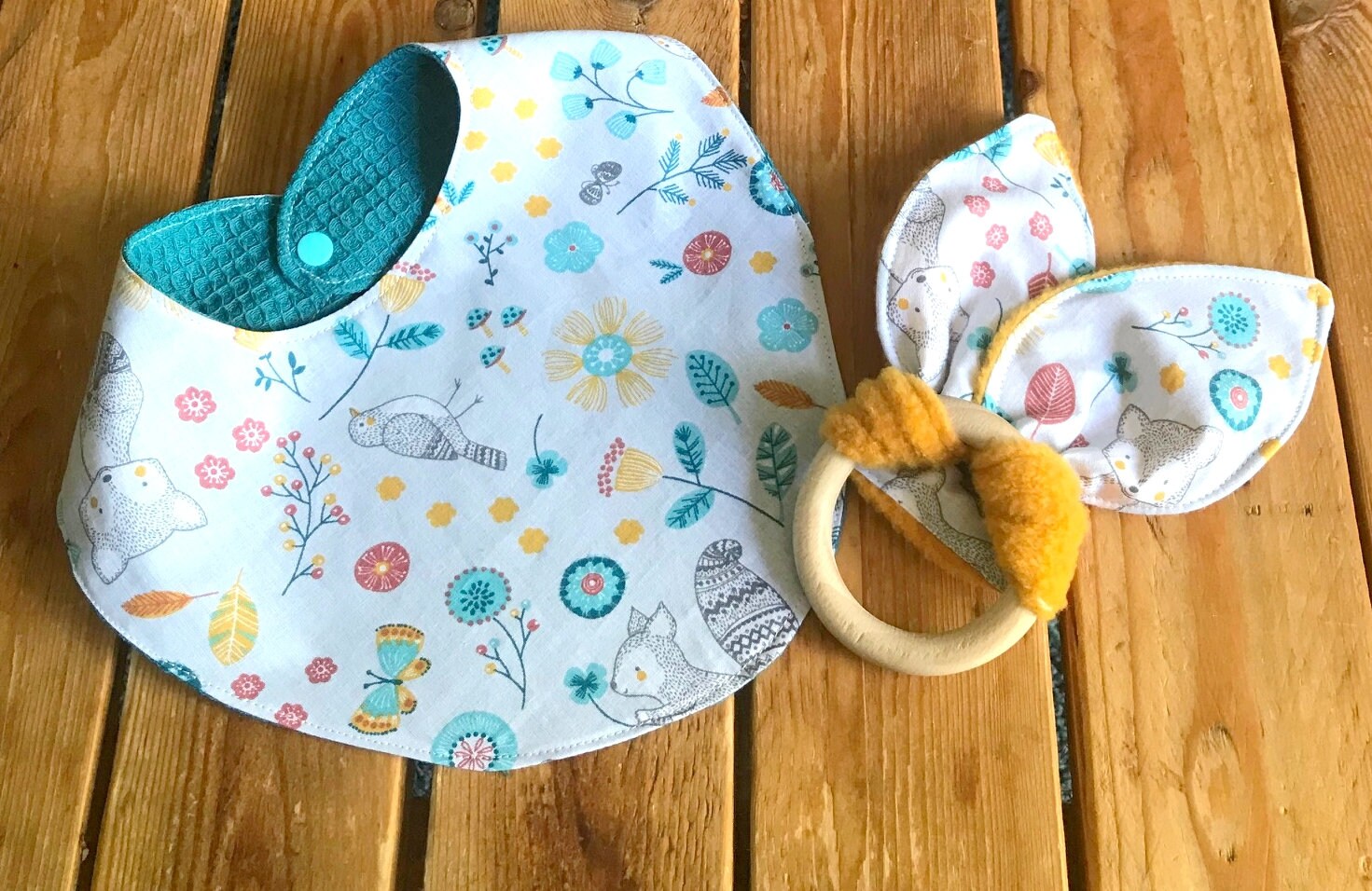 Baby-Lätzchen-Bandana, Baby-Holzrassel, Geburtsset Lätzchen Und Hasenohrring von Etsy - AtelierBlueberry