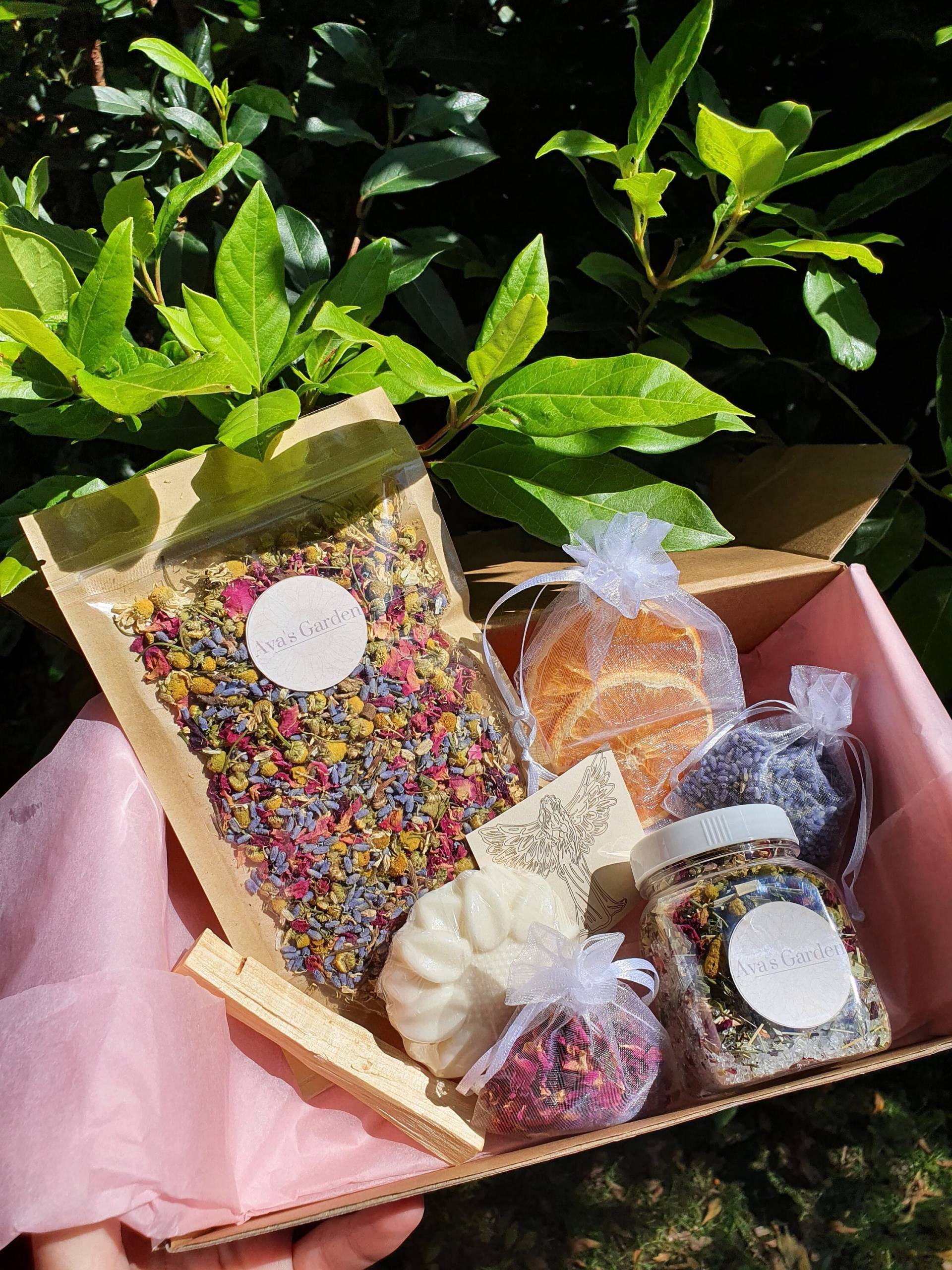 Geschenk Für Sie Personalisierte Geschenkbox Kräutertee, Bad-Mischung, Kerze, Tasche Von Lavendel Und Rosen von Etsy - AvasGardenAustralia