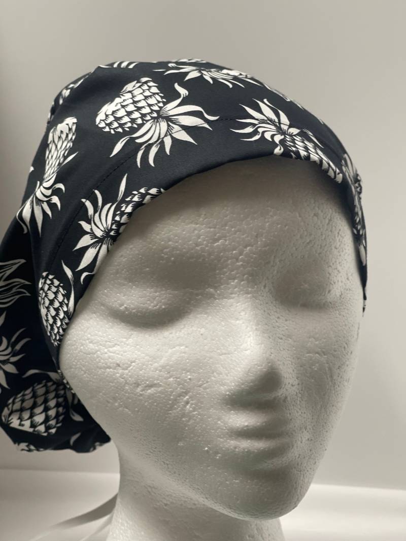 Hawaiian Print Schwarz Mit Einer Weißen Ananas Krankenschwestern Scrub Mütze/Bonnet Einheitsgröße von Etsy - BDineCreations