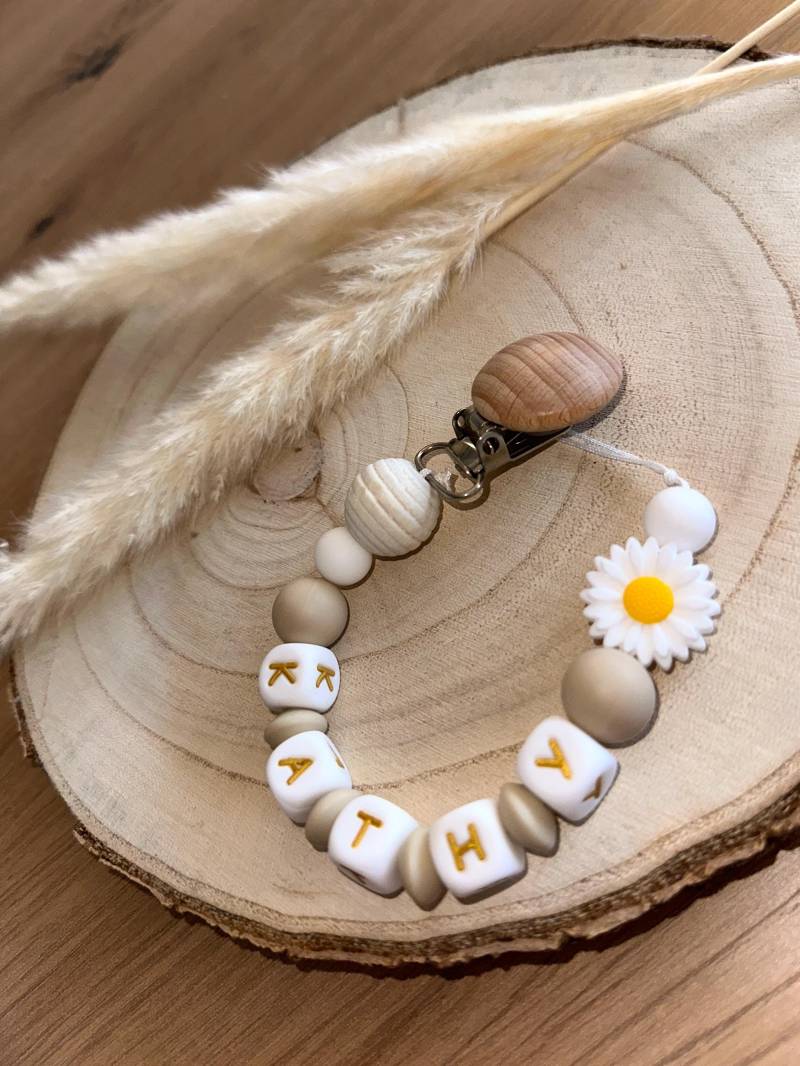 Schnullerkette Mit Blume | Personalisiert Geburtsgeschenk Namen Einzigartiges Geschenk Babygeschenk Mädchen von Etsy - Babygeschenkeluisa