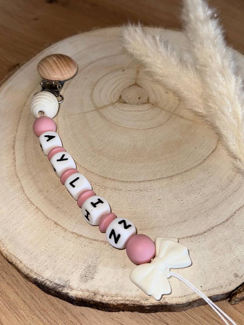 Schnullerkette Mit Schleife | Personalisiert Geburtsgeschenk Namen Einzigartiges Geschenk Babygeschenk Mädchen von Etsy - Babygeschenkeluisa