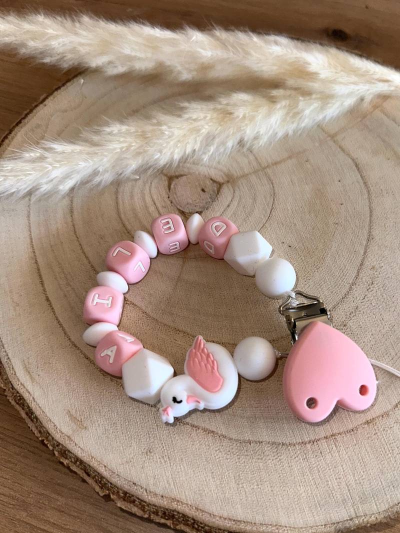 Schnullerkette Mit Schwan | Personalisiert Geburtsgeschenk Namen Einzigartiges Geschenk Babygeschenk Mädchen von Etsy - Babygeschenkeluisa