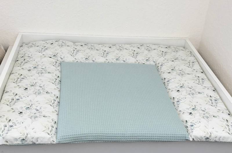 Schöne Wickelauflage Mit Eukalyptus Und Waffelstoff Hell Altmint Produktnummer Wa 0712 von Etsy - BabyglueckDesign